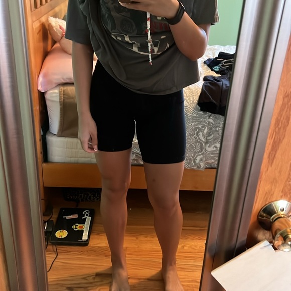 I am selling gym shorts that are black and a size small and in good condition! - Picture 2 of 3